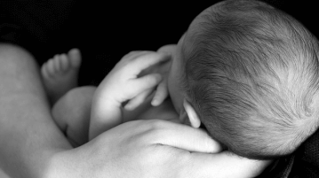 Γεννήθηκε το δεύτερο στον κόσμο μωρό με 3 βιολογικούς γονείς