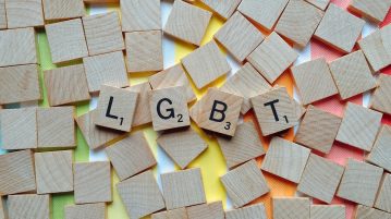 Κοστίζει ακριβά να είσαι γονιός LGBT!