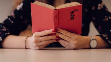 Τι προκαλεί την πρώιμη εμμηνόπαυση; people-2593394_1280
