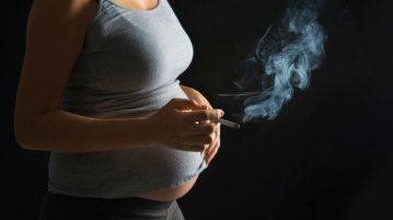 Κι όμως, το κάπνισμα κατά τη διάρκεια της εγκυμοσύνης συνδέεται με την παιδική παχυσαρκία